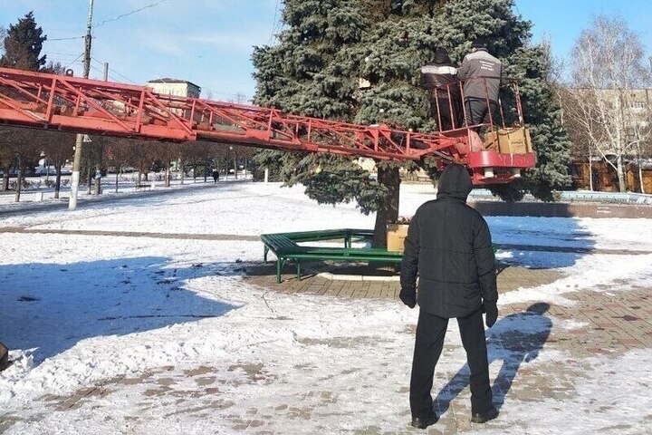 Новогодние украшения убрали в Токмаке
