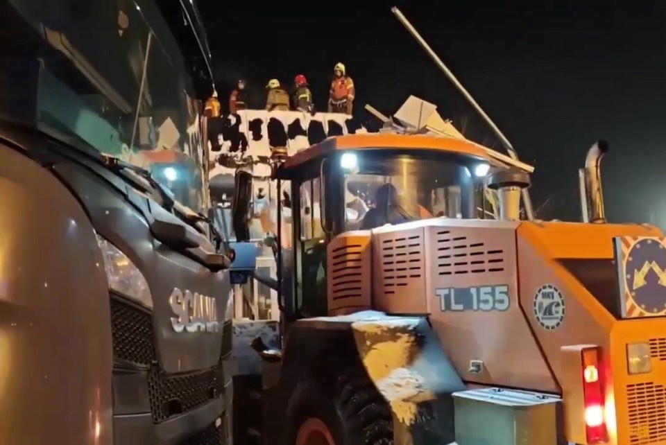    Обрушение произошло днем 21 января. Фото: скриншот видео МЧС по Новосибирской области