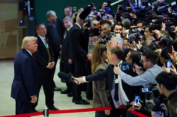    Президент США Дональд Трамп выступает перед СМИ во время 56-й ежегодной встречи Всемирного экономического форума (ВЭФ) в Давосе, Швейцария, 21 января 2026 года. Фото: Denis Balibouse / Reuters