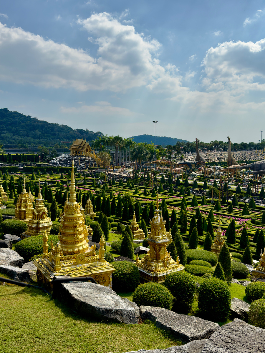 Это место настолько красивое, настолько красочное и настолько необычное что первое время с непривычки невозможно сосредоточиться так как взгляд цепляется буквально за все!  