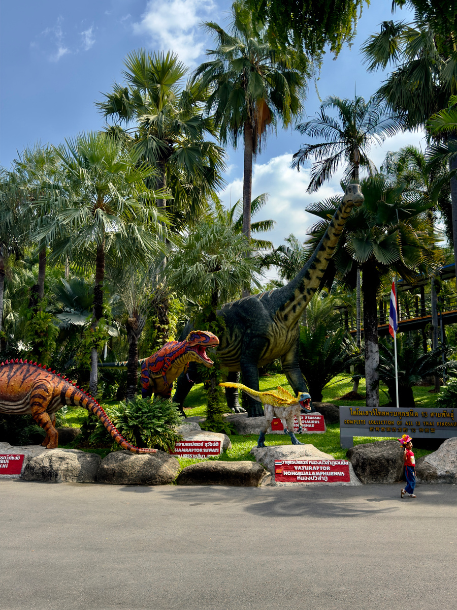 В саду представлены фигуры различных доисторических животных в натуральную величину. Это погружает еще в большую «дикость». Возле некоторых мест проигрываются аудио издавая рев динозавров.