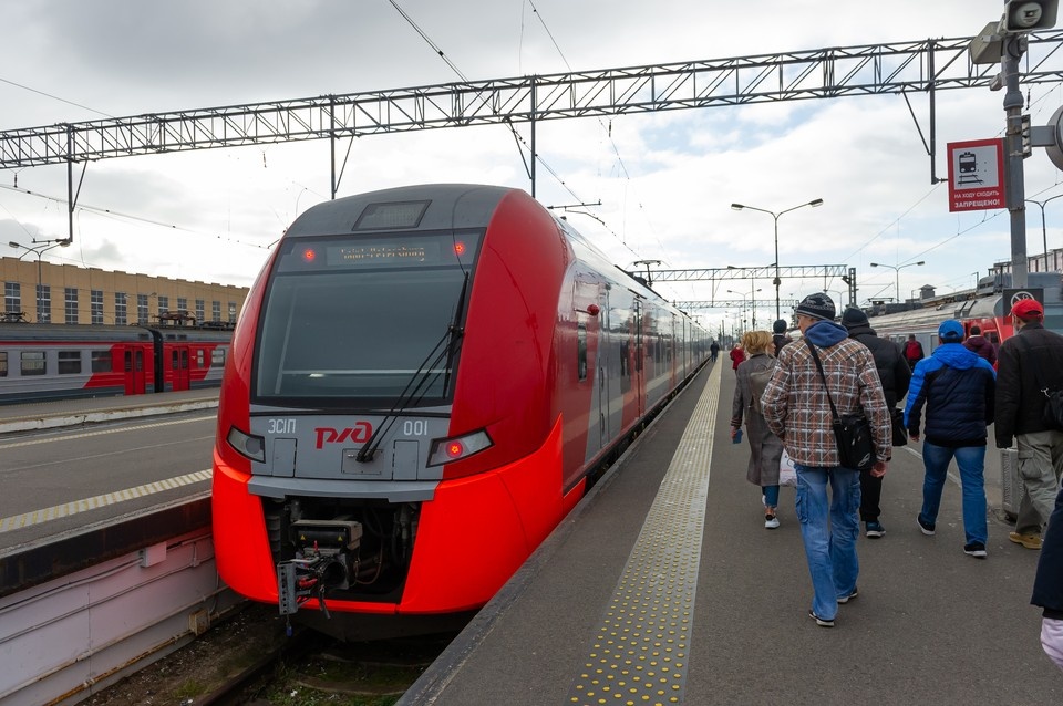    Все больше людей используют пригородные электрички. Олег ЗОЛОТО