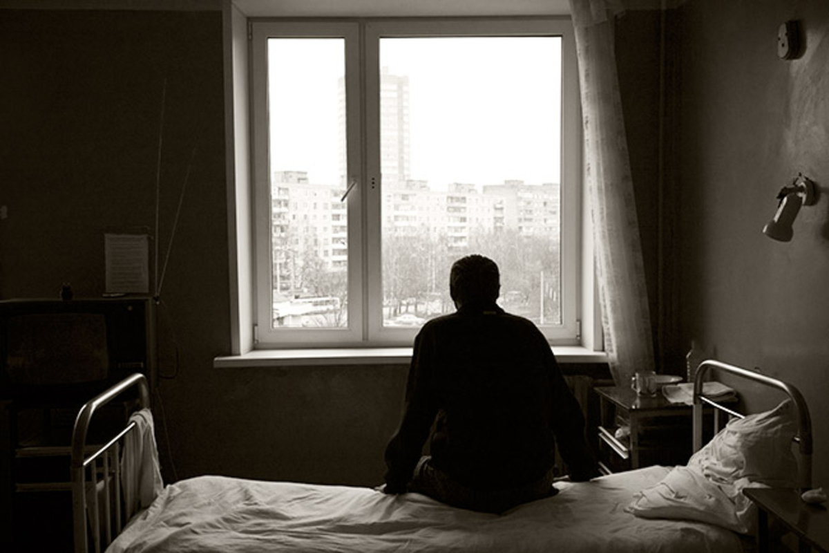 Врачи Курской горбольницы требуют срочного решения проблем: тела в коридорах, низкие зарплаты и разруха