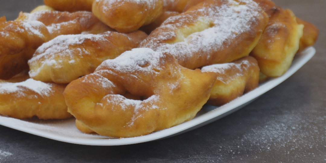 Минимум ингредиентов, знакомых с детства, а результат — горка вкуснейшего ароматного хвороста.