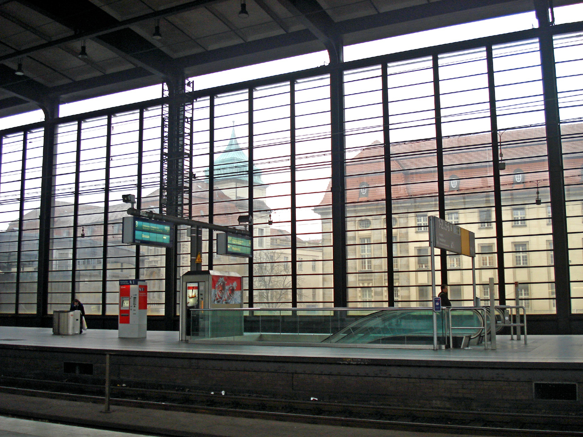 Платформа ж/д станции Berlin Zoologischer Garten.