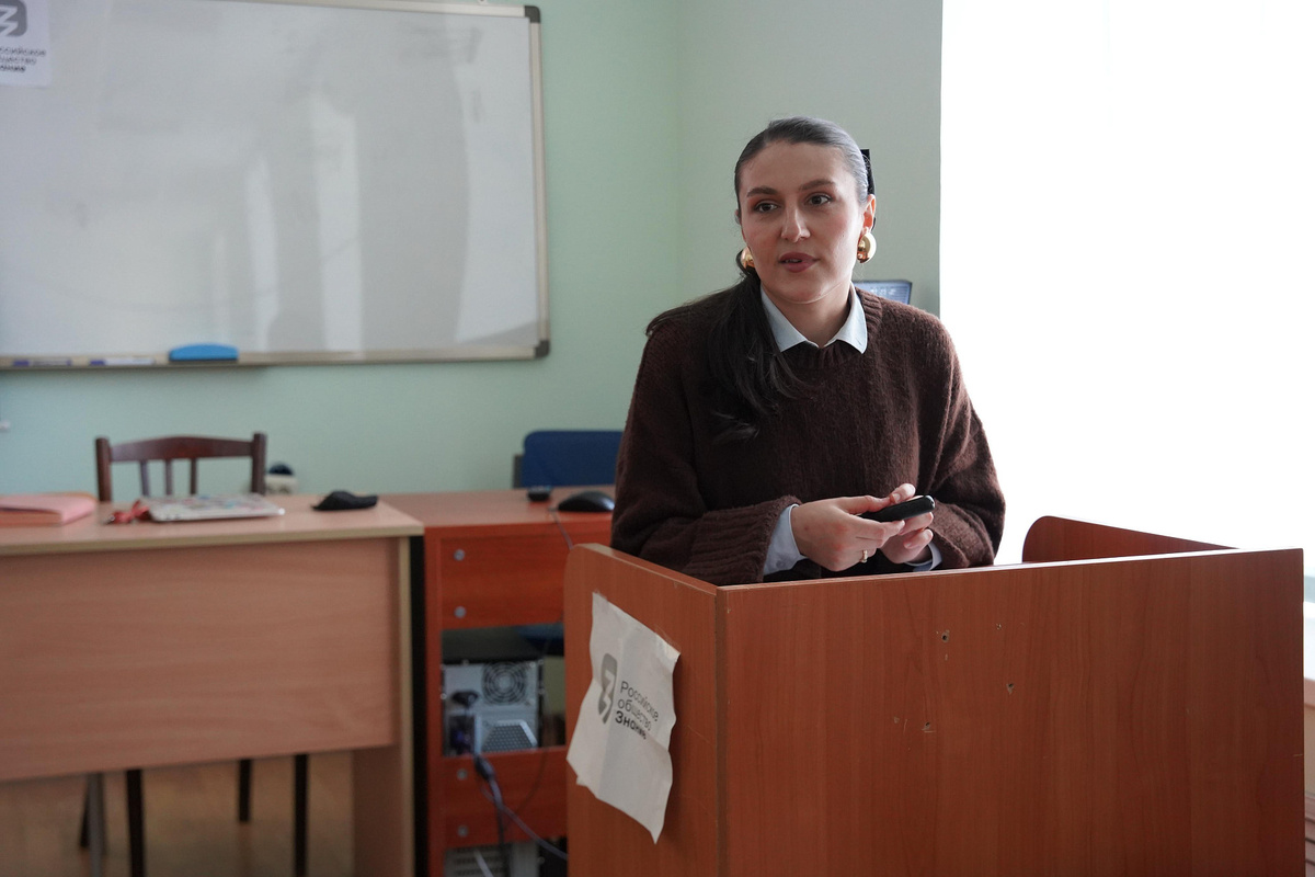  Соискатель кафедры русской литературы ДГУ, молодой преподаватель Диана Муталибова