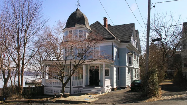 Тот самый признанный законом дом с привидением. Источник: Courtesy of Mark Kavanagh Collection