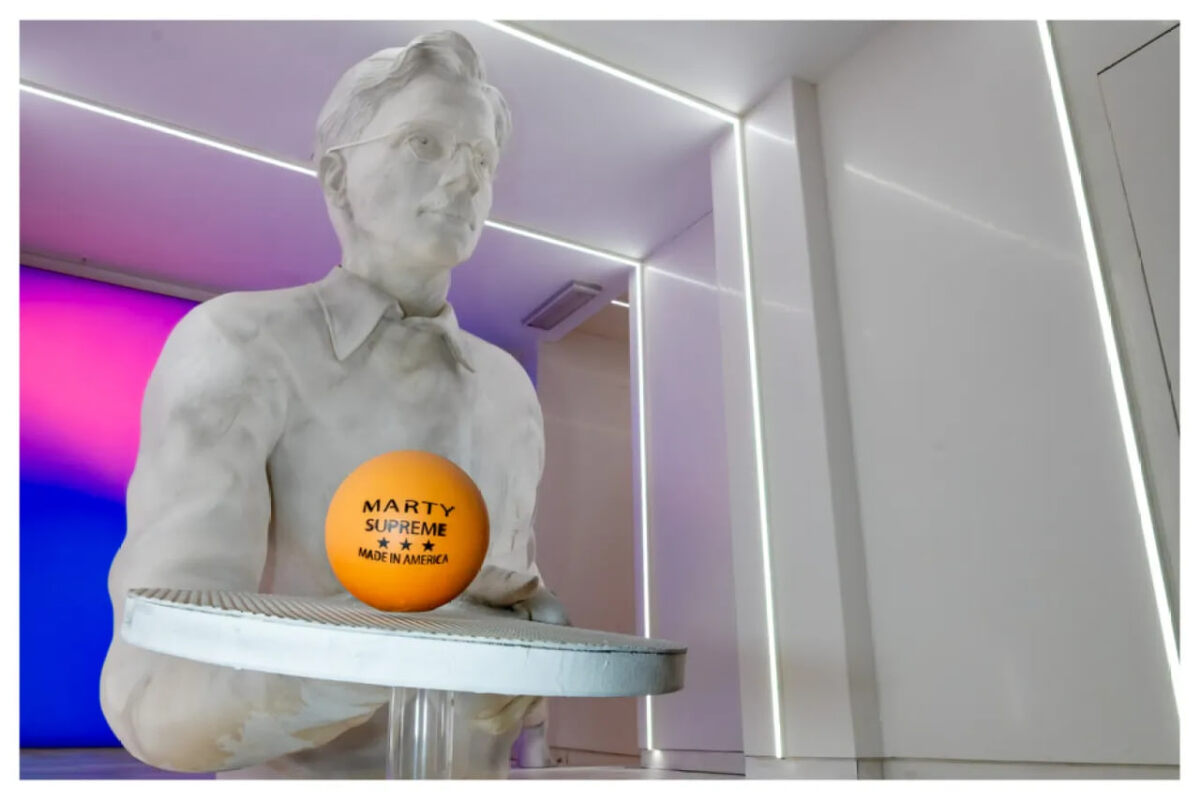    В Национальном музее кино Италии установили скульптуру в честь фильма «Марти Великолепный» (фото 1)