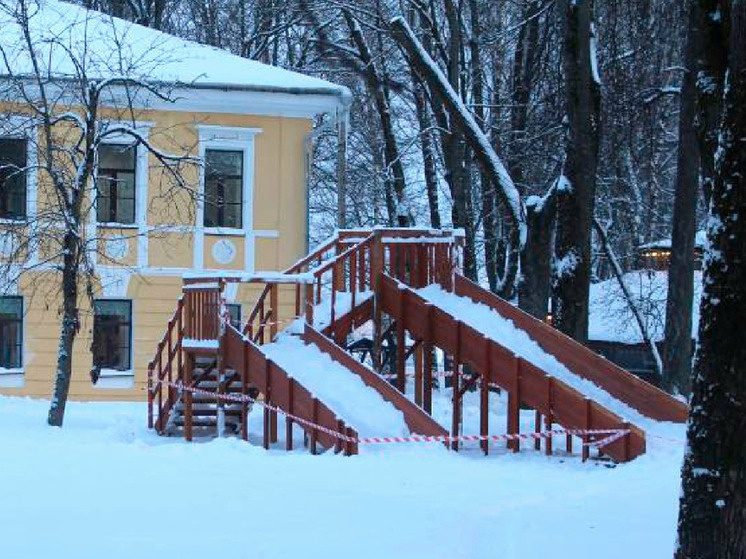     Детскую деревянную горку в Кремлевском парке Новгорода перенесут на новое место. фото: пресс-служба МАУ «Парки Великого Новгорода»