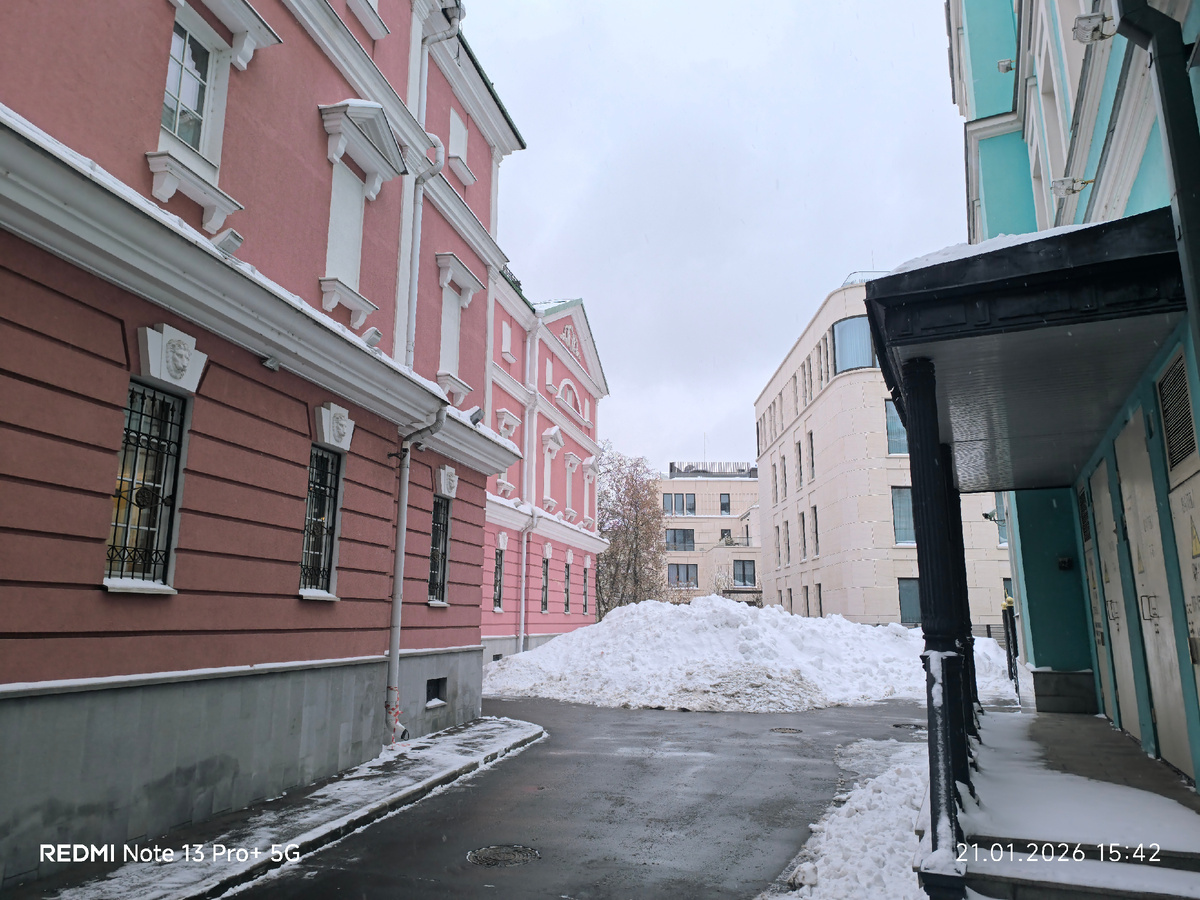 Но не все так просто, надо пройти вдоль дома за воротами и повернуть налево.