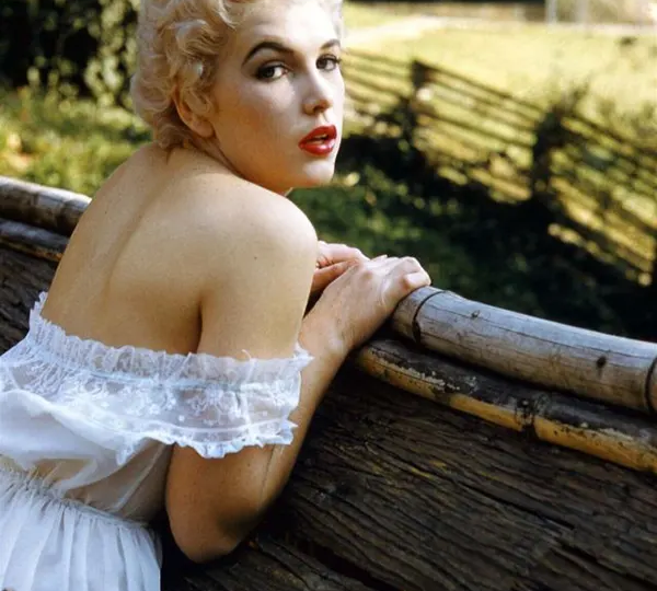 Жгучие фото актрисы Ким Новак: звезда что ушла в лес