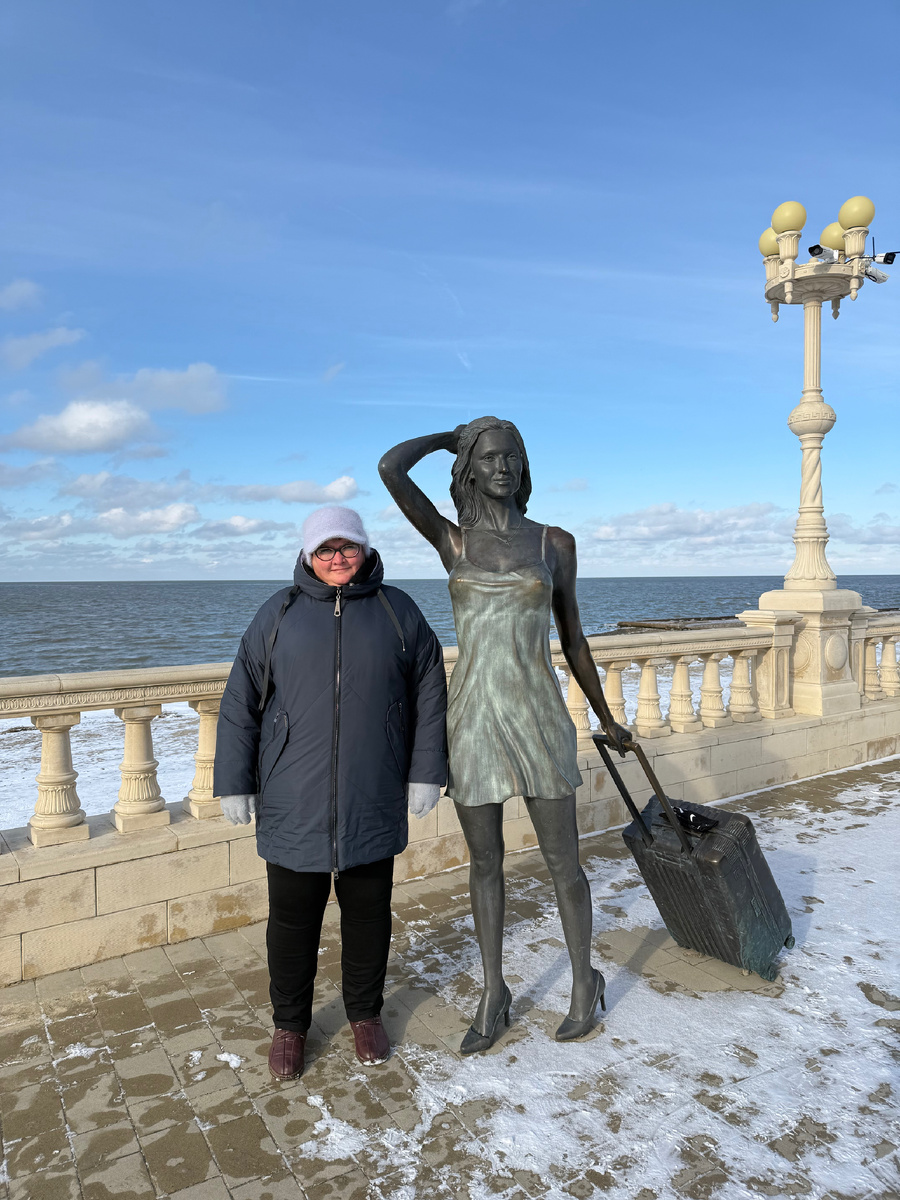 Фото автора канала. Татьяна и девушка с чемоданом(