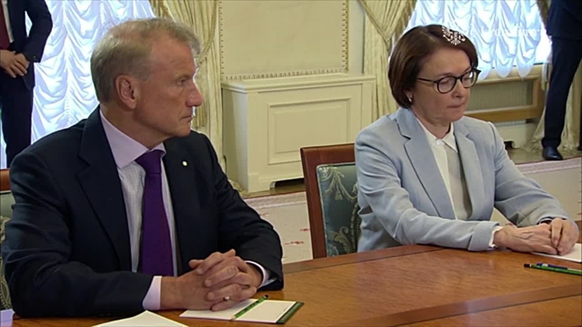 Россияне забирают деньги из банков: ажиотаж наличных побил многолетние рекорды