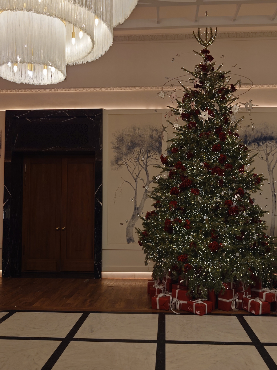 Нарядное фойе кинотеатра. Фото автора.