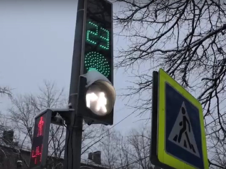     На светофоре в Великом Новгороде впервые установили секцию нового типа. скриншот видео со страницы ВКонтакте комитета по управлению городским и дорожным хозяйством администрации Великого Новгорода