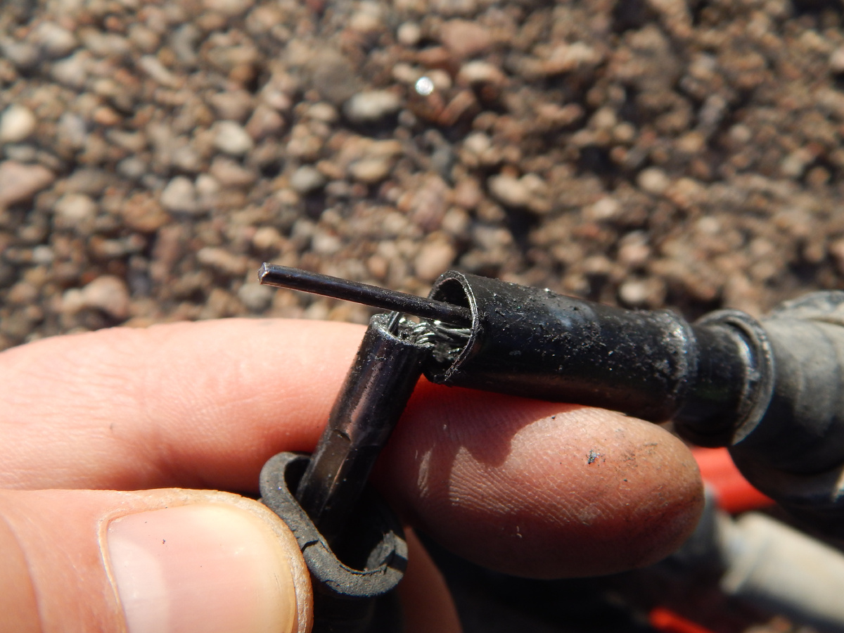 Оборвался трос переключения передач.