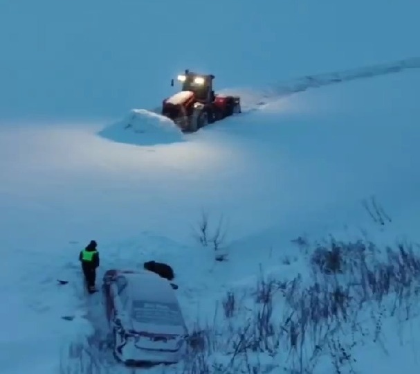 В Башкирии из снежного плена освободили автомобиль