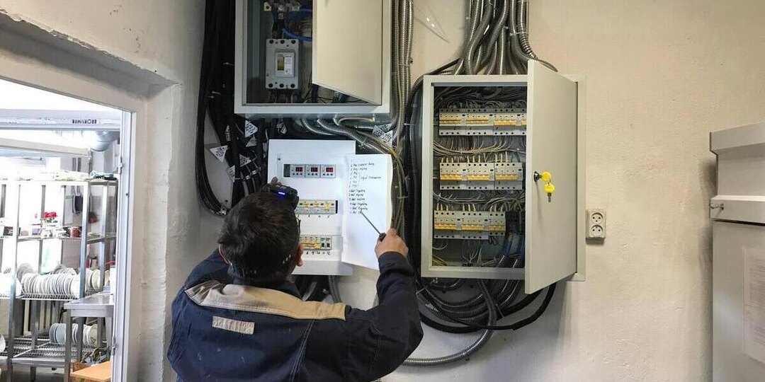 Шефы из Марий Эл оперативно отремонтировали электрооборудование в школе Розовки