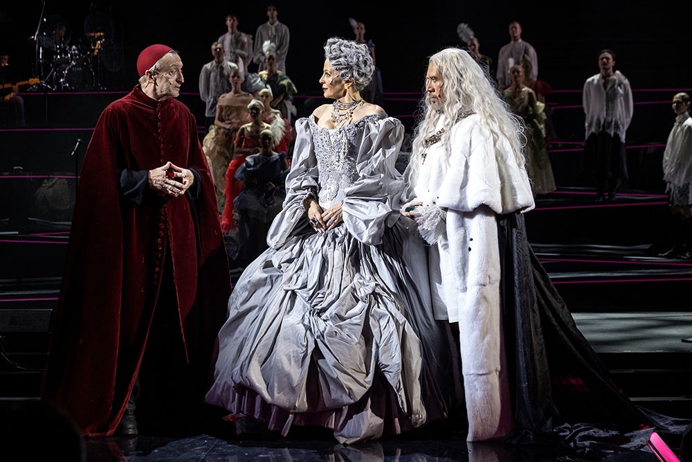    Наряду с актерами в этом спектакле солируют костюмы. Получилось шоу легкое и зажигательное. / Елена Лапина / пресс-служба театра