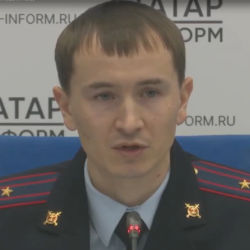    — Сначала с ребенком ведется переписка: якобы ровесник под предлогом знакомства просит сообщить свои данные, данные родителей, а в последующем — скинуть геолокацию, когда он находится либо дома, либо на учебе. В последующем к нему поступают звонки от сотрудников якобы полиции, военных, следователей. Его начинают запугивать тем, что он предоставил геолокацию украинским военным для совершения каких-то противоправных действий, и, уже используя этот повод, ребенка убеждают взять банковские карты, телефоны родителей для того, чтобы все эти денежные средства переместить на «безопасный счет» либо передать инкассатору для того, чтобы проверить законность их происхождения, — рассказал оперуполномоченный по особо важным делам отдела по раскрытию мошенничеств Управления уголовного розыска МВД по РТ Радис Юсупов на пресс-конференции «О мерах противодействия распространенным схемам мошенничества».