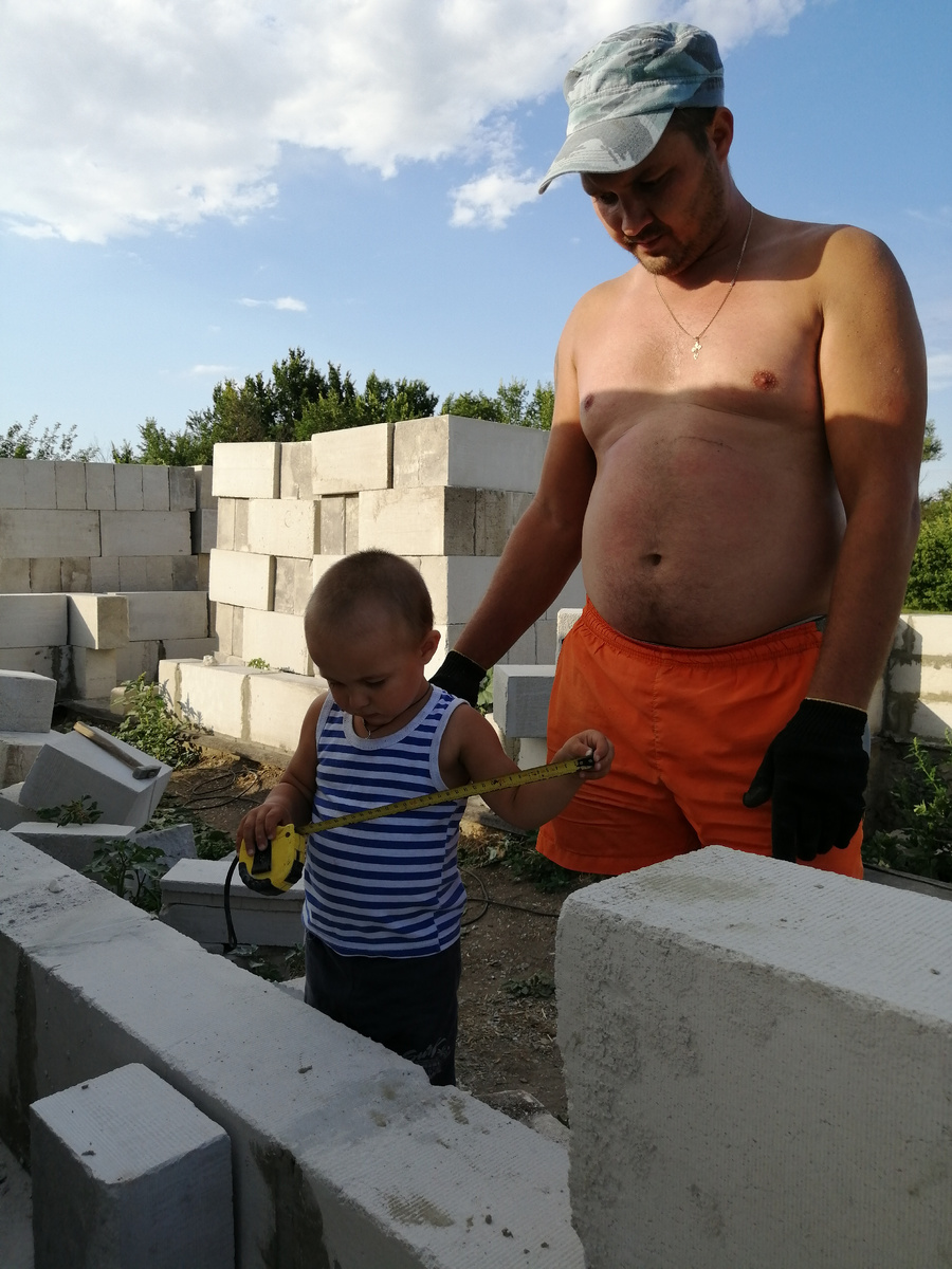 Стройка растет, и главный строитель тоже.