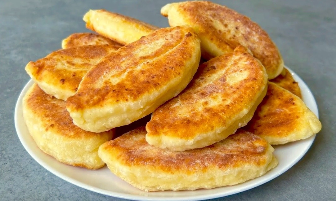 Пряженые творожные пирожки с капустой и яйцами.