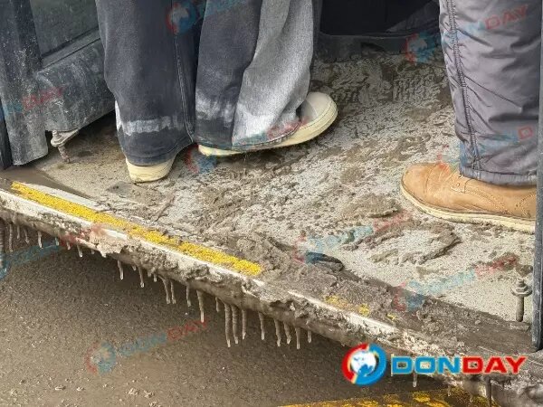 Ростовчане пожаловались на скользкий пол в салонах автобусов из-за снега