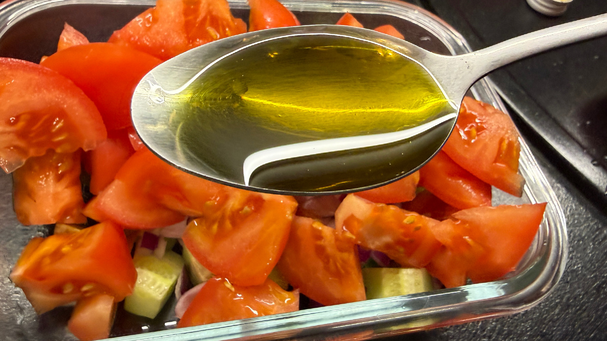 Так выглядит это масло: имеет легкий желто-зеленоватый оттенок и приятный запах. Фото автора.