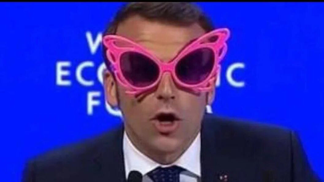    Эммануэль Макрон, появившийся в очках на форуме в Давосе, сразу стал героем мемов. Фото: Mash