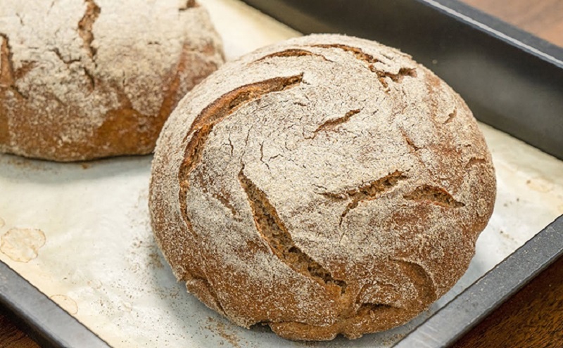 Домашний каравай без хлопот — секрет мягкого хлеба, который долго не теряет свежесть