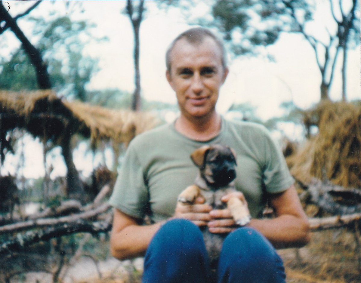 На фото ассесоре из Сибирских просторов С. А. П., позывной ,, Purke 735 st....,,Seva,, с лучшим другом человека, Кузей.