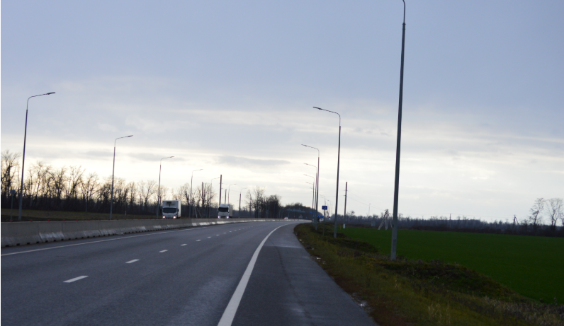Фото автора. 10.01.2026. Трасса и поля агрофирмы пред снежным зарядом.