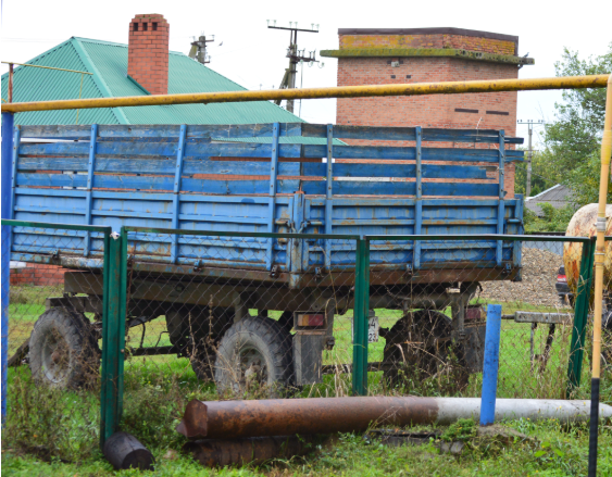 Фото автора.  14.10.2025.  Тракторный прицеп с наставками.