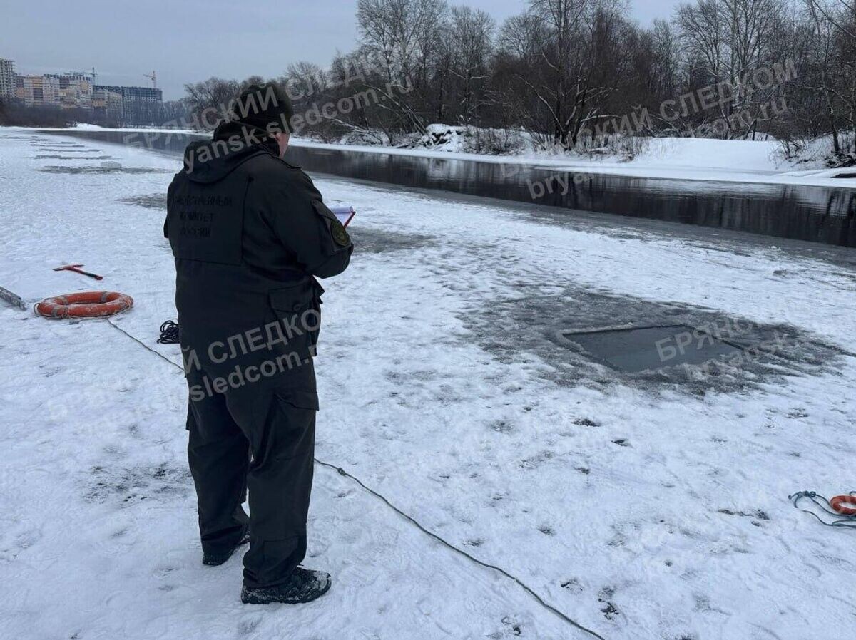    Сотрудник СК России на месте гибели детей на реке Десна в Брянске | © Фото : Брянский Следком/Telegram