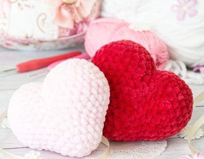 Вязаный подарок своими руками - "сердечко" ко Дню Влюбленных. Множество вариантов со схемами крючком