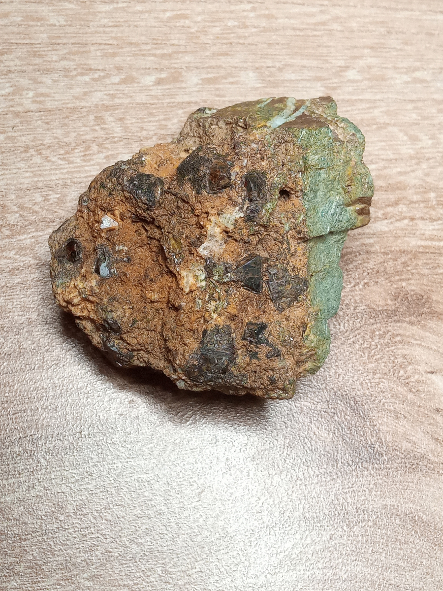 Неопознный минерал.