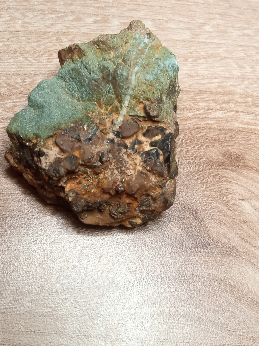 Неопознный минерал.