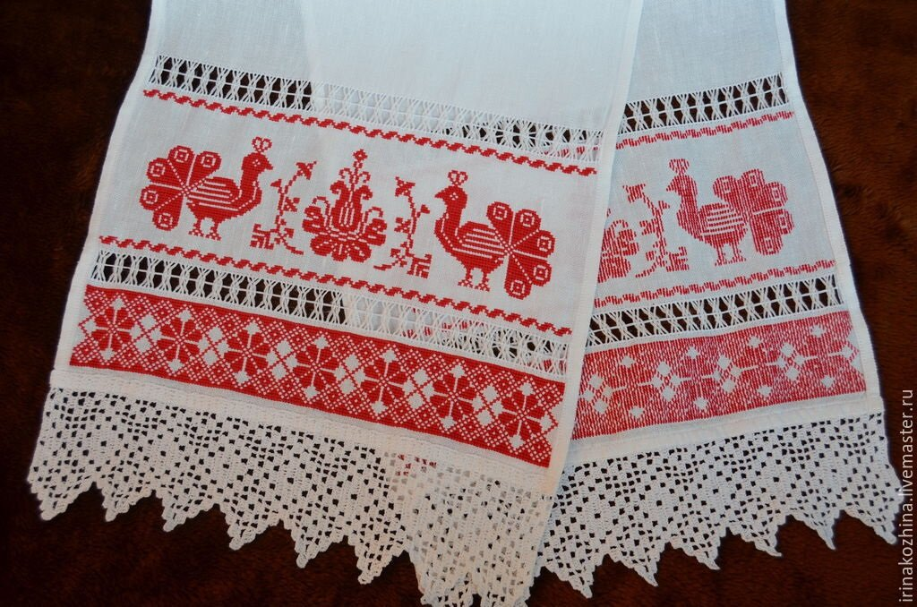Рушник с вышивкой, прошвой и кружевом.