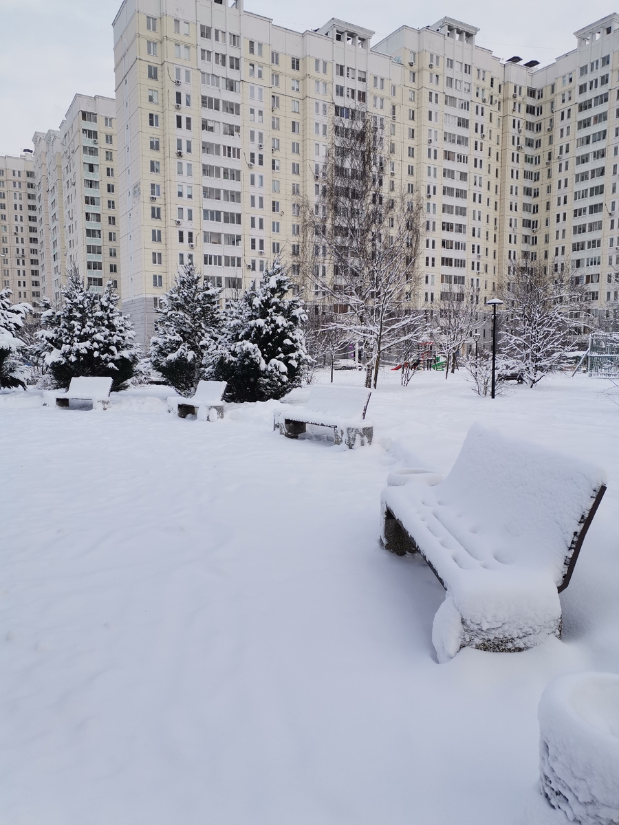 В доме 320 квартир. Сколько квартир, столько семей? Не факт. Много одиноких. А почему?