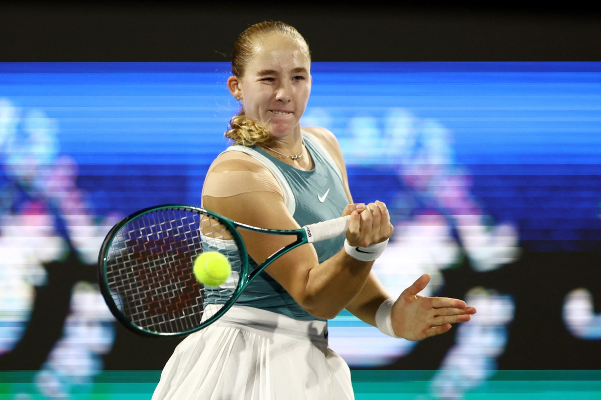    Мирра Андреева суеверна: в Дубае она играла в "счастливой" юбке, хотя на ней была дырочка из-за частой стирки./REUTERS