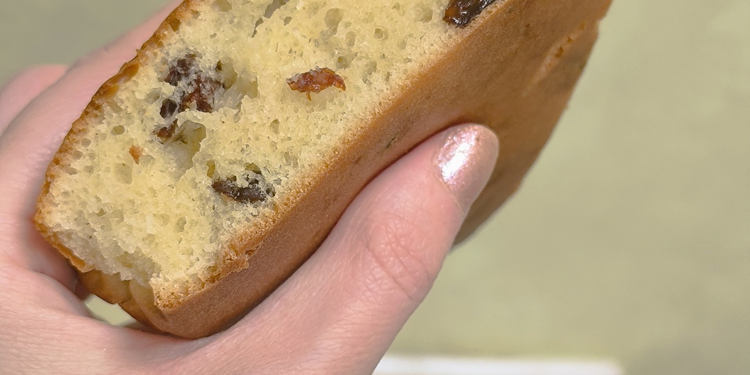 Быстрый пирог с изюмом на сметане с минимумом ингредиентов и миксер не нужен.