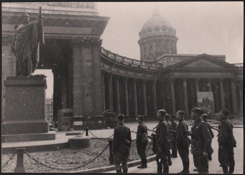 Бойцы Ленинградского фронта у памятника М. И. Кутузову