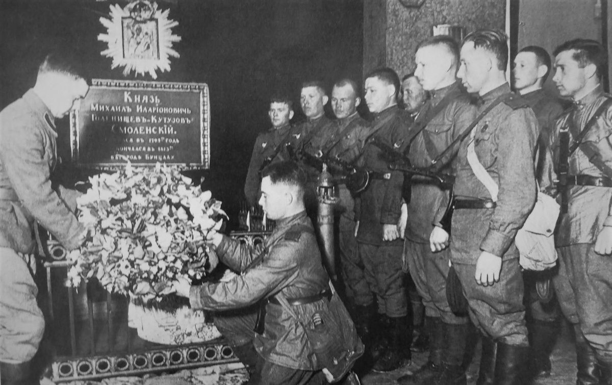 Возложение цветов у могилы М. И. Кутузова в Казанском соборе в Ленинграде 1943 год 