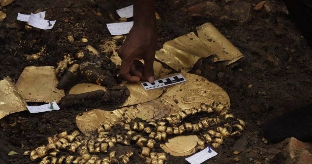 Могила вождя была буквально набита золотом. Казалось, оно покрывает его целиком