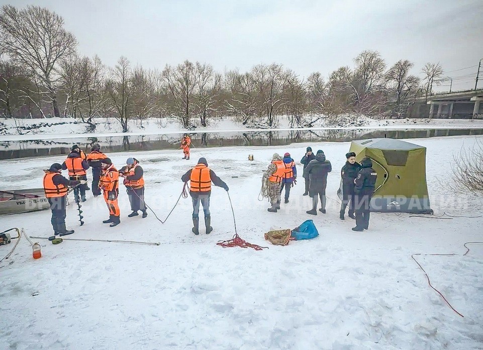    В Брянске спасатели вторые сутки ведут поиски двоих детей, провалившихся под лед. Фото: пресс-служба городской администрации Брянска