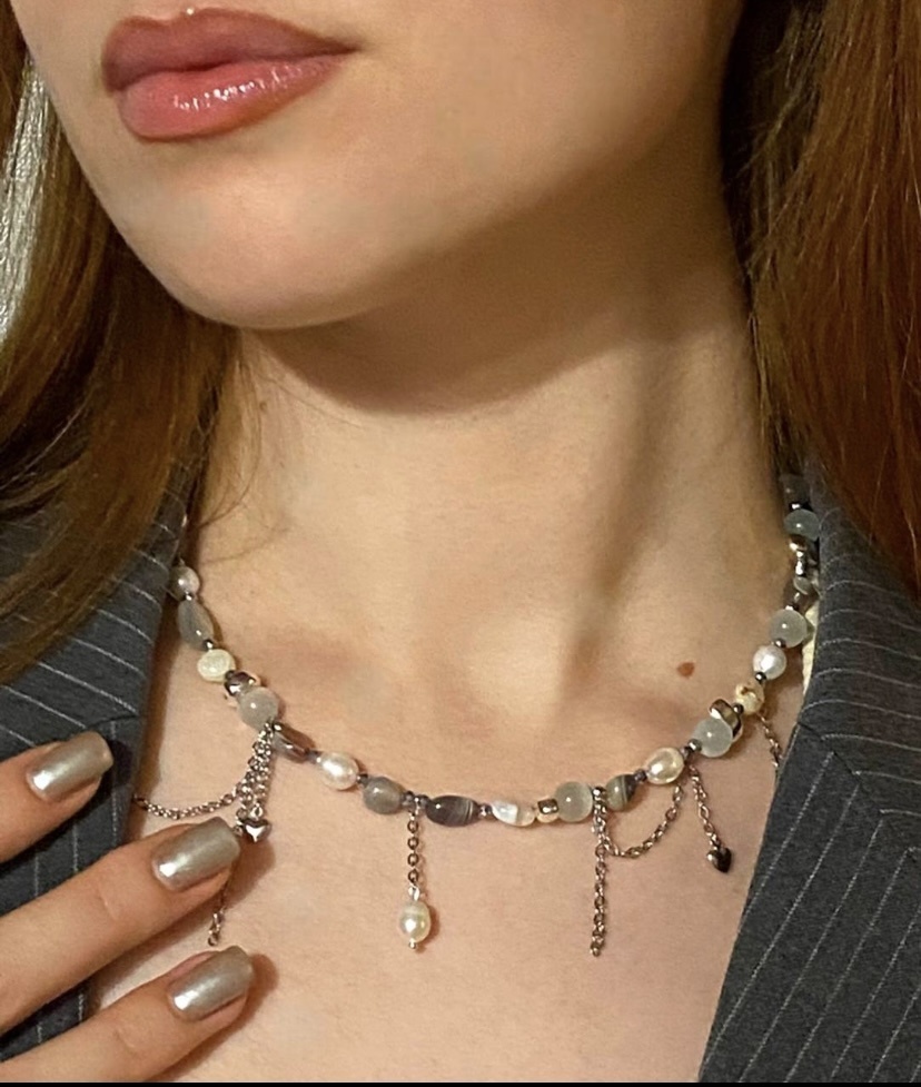 Хотя тут больше серого и белого цвета. 