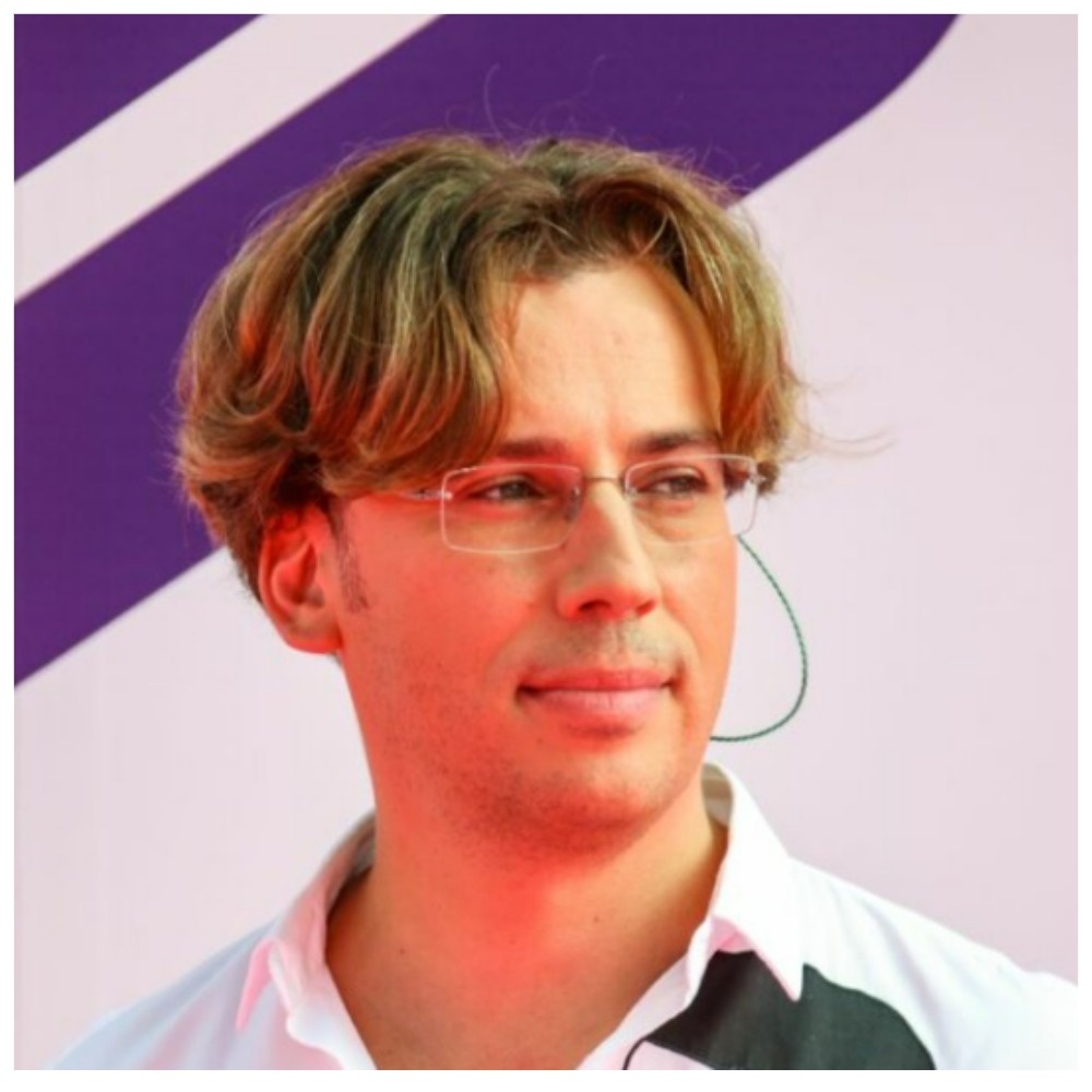 Галкин* привык выходить к публике в образе вечного мальчика с ироничной улыбкой