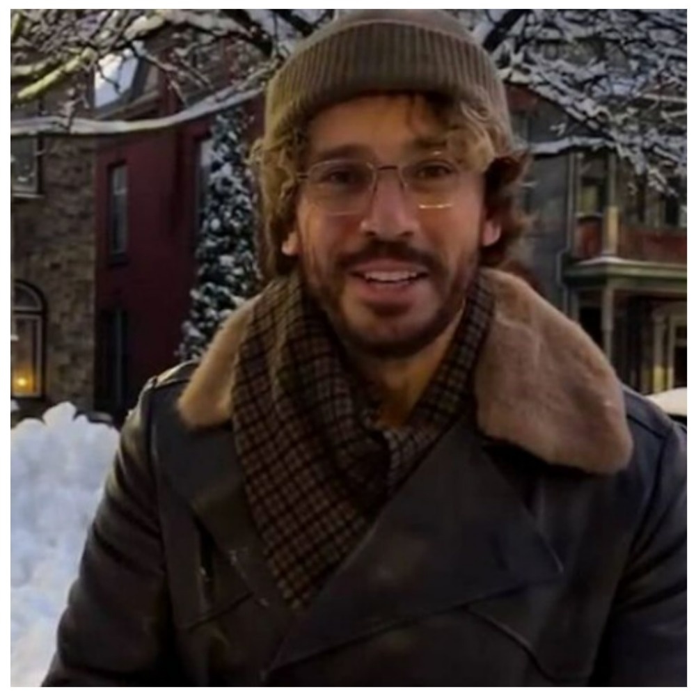 Кожаное пальто, густая борода, усы, словно нарисованные углем, и усталый взгляд человека