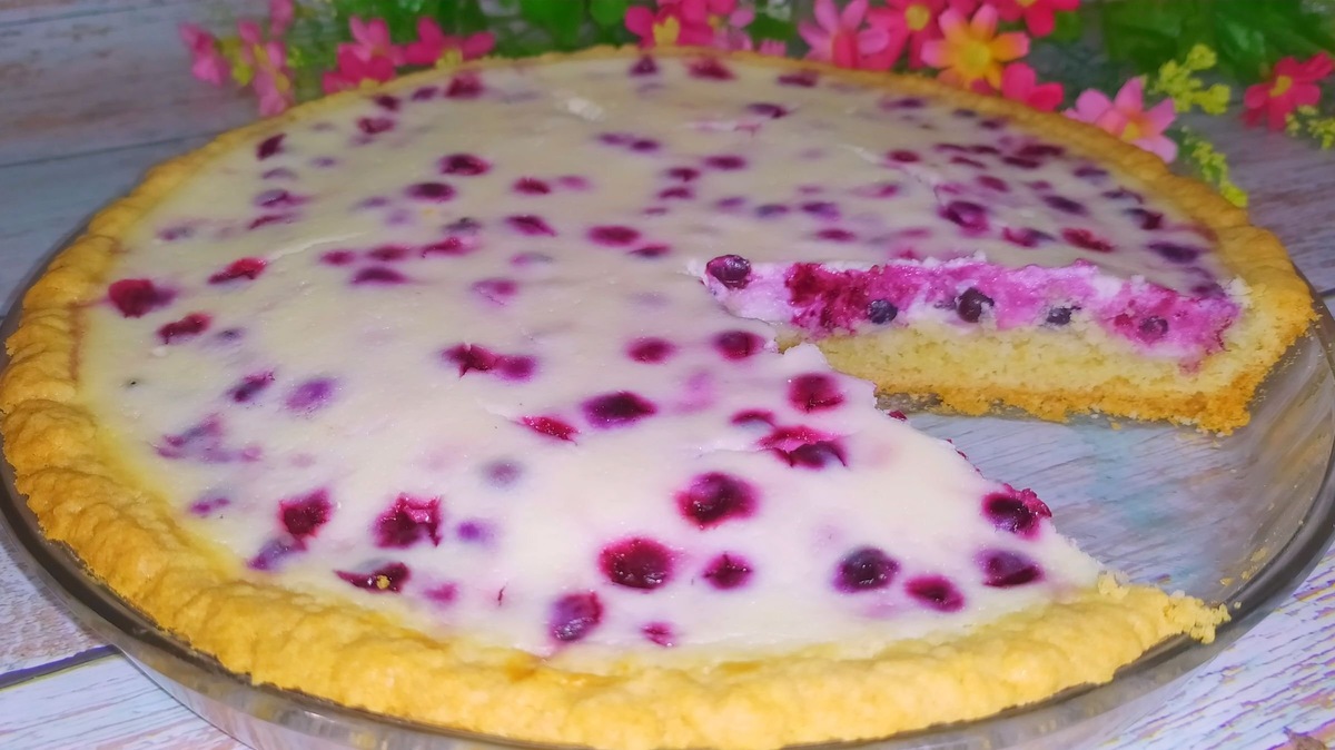 Песочный пирог с чёрной смородиной и со сметанной заливкой. Фото автора.