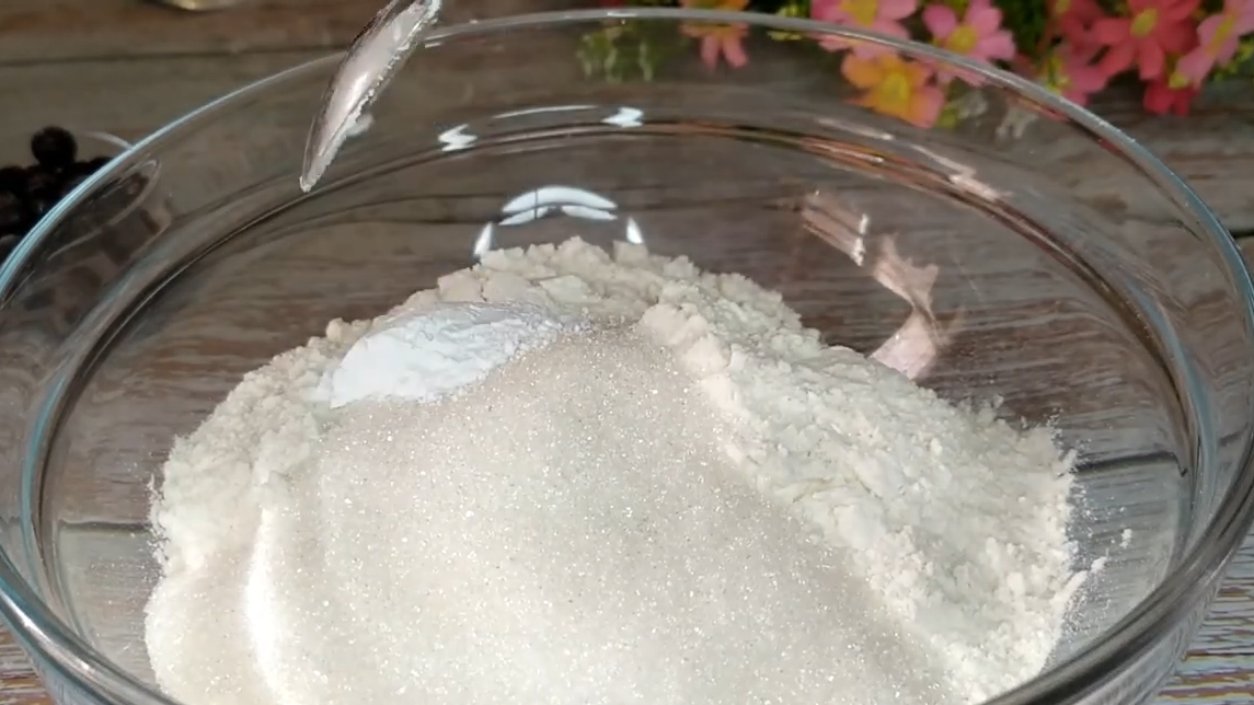 Песочный пирог с чёрной смородиной и со сметанной заливкой. Фото автора.